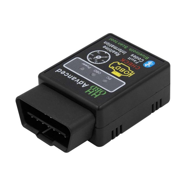 Adaptateur ELM327 Bluetooth noir vu de biais, avec la prise OBD2 à 16 broches au premier plan