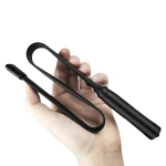 Antena táctica plegable Baofeng desplegada mostrando su longitud de 33 cm