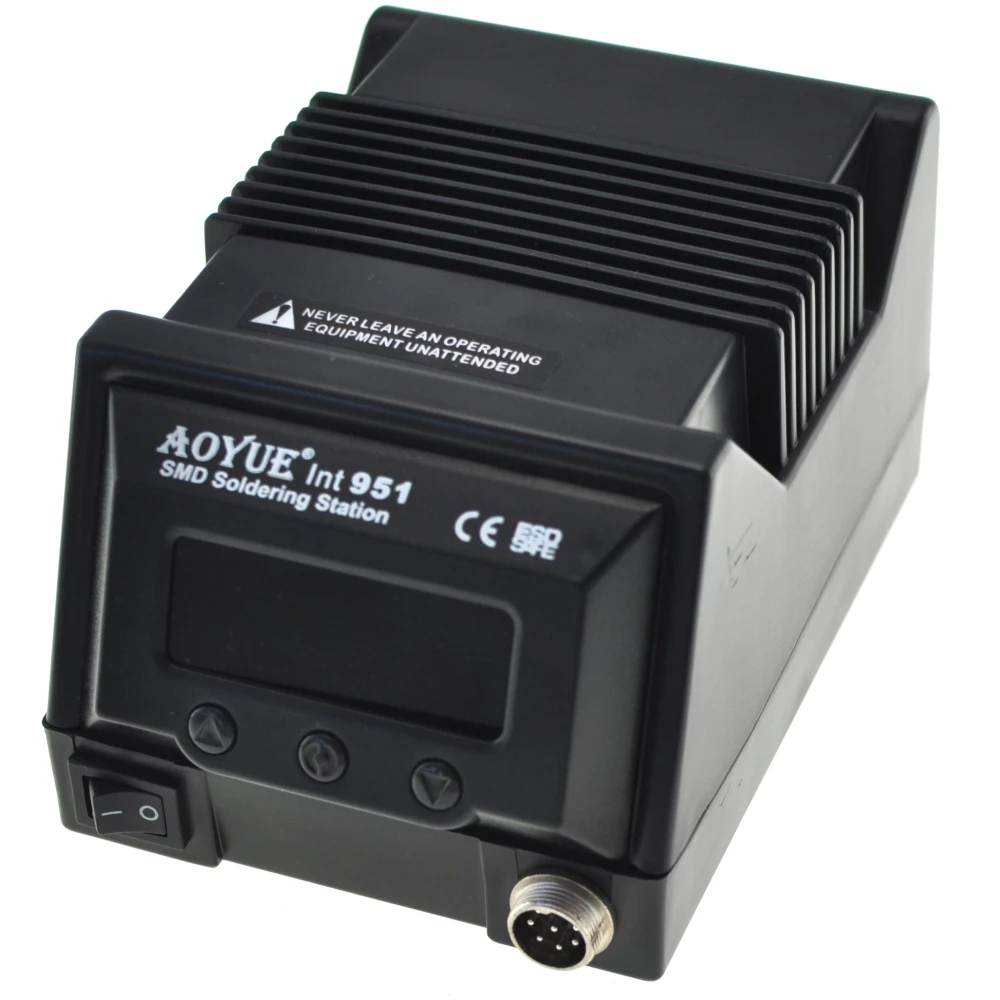 Estación Aoyue 951 SMD mostrando controles digitales y herramientas