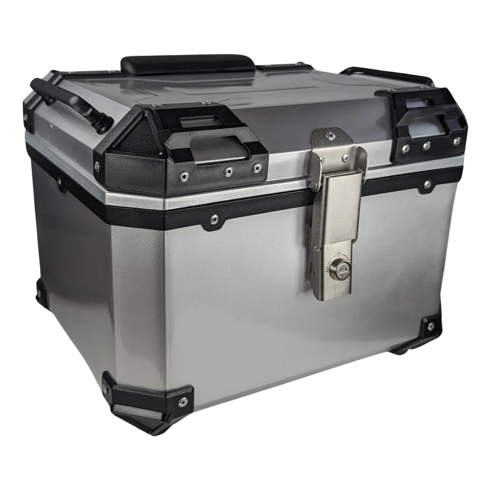 Baúl universal moto 45L plata instalado en motocicleta scooter