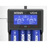 Vista frontal del cargador XTAR VC4 con pantalla LCD y puertos USB