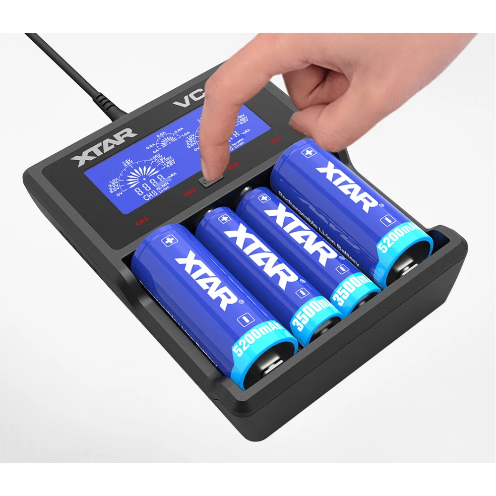 Cargador XTAR VC4 mostrando capacidad de batería en mAh en pantalla LCD
