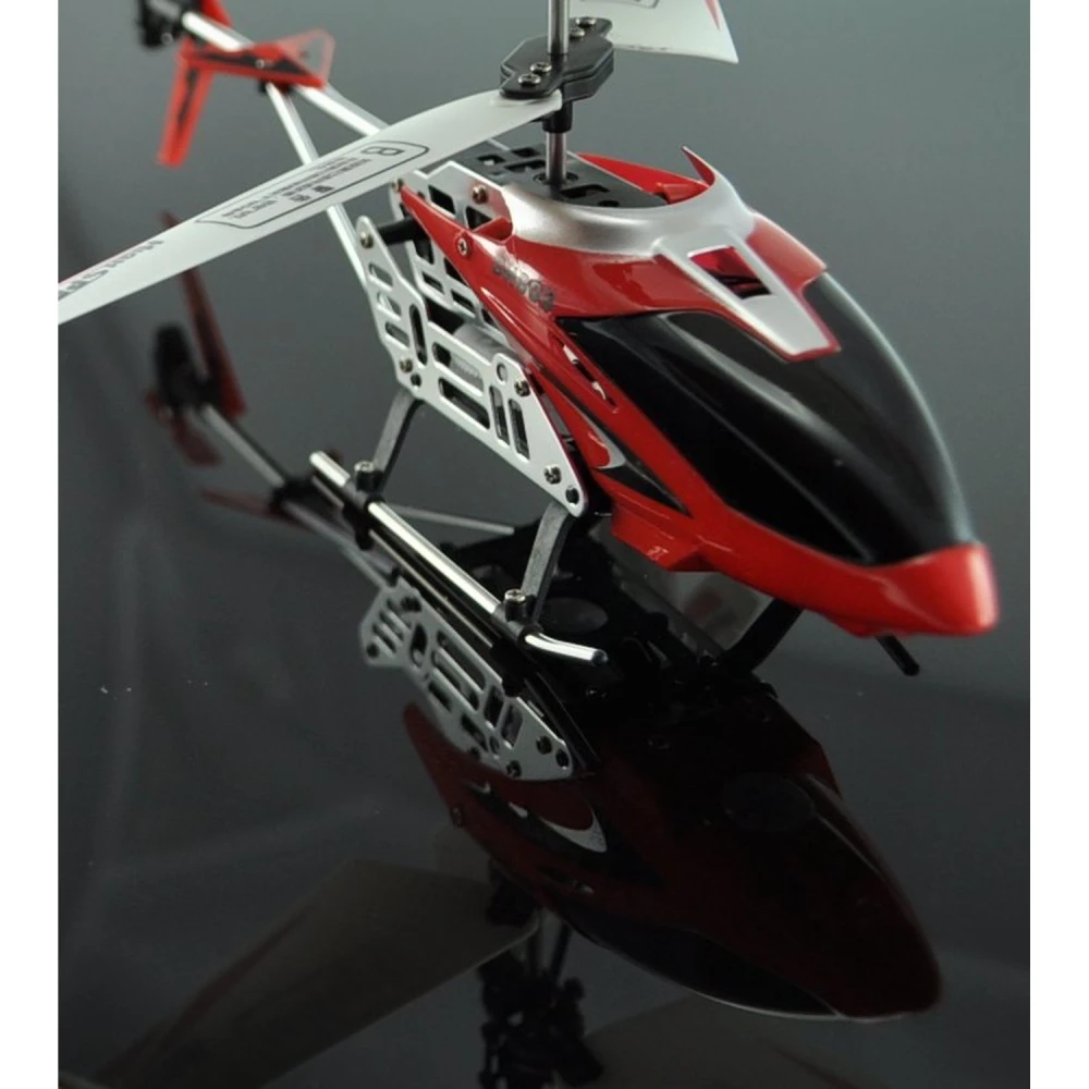 Helicoptero RC DH803 mostrando el LED bicolor en la cola