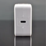 Adaptador USB-C 29W para portátil Apple MacBook en color blanco
